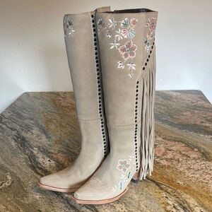 Double D Ranch Red Rock Sand Suede Boots
Size 7.5 New